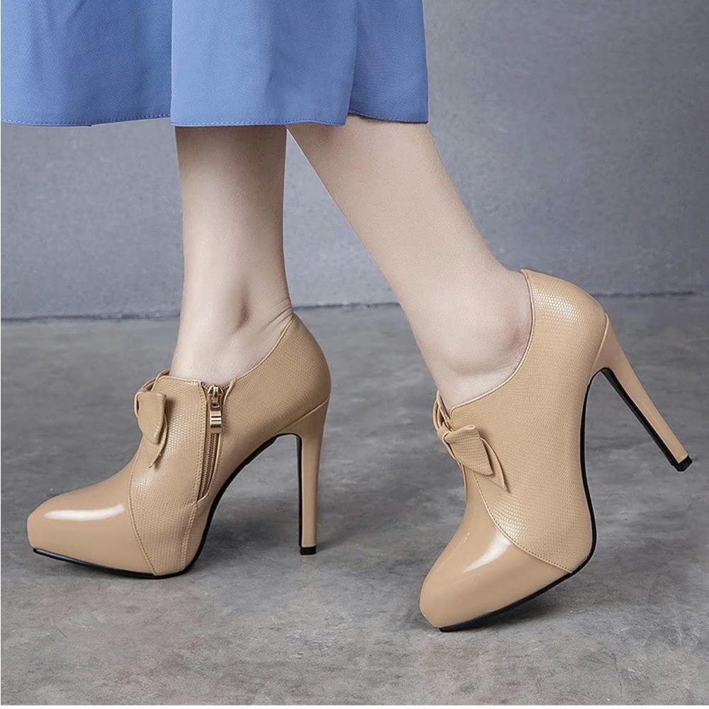Pumps high heeled booties
